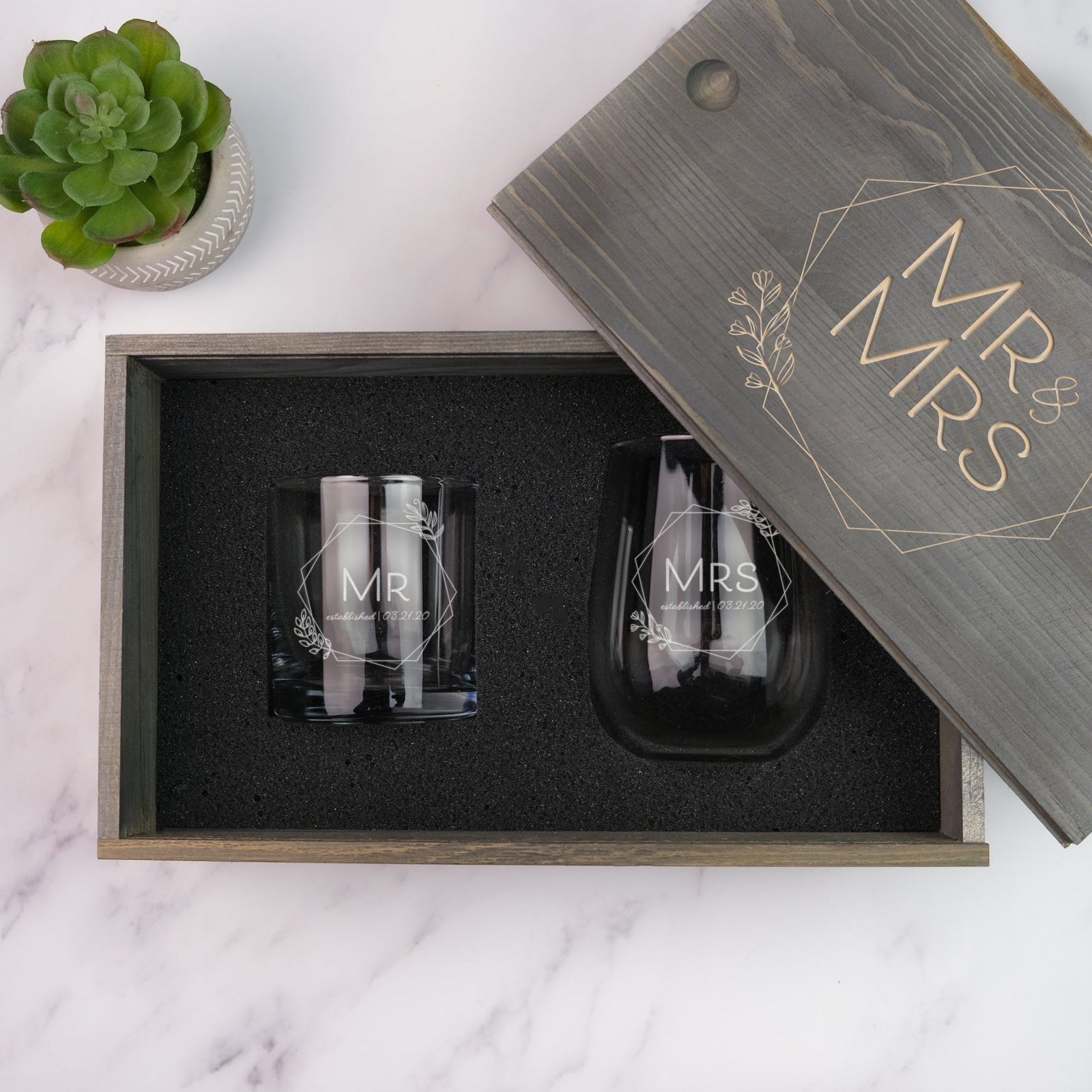 Mr & Mrs Wine and Whiskey Gift Set - Design: HH5